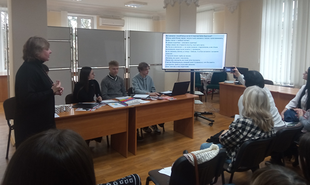 Тренерка Світлана Вихор модерує вправу про приказки і прислів'я Тренерка Світлана Вихор модерує вправу про приказки і прислів'я